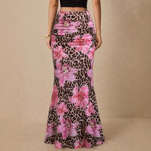 Women's leopard print bodycon skirt in polyester with a fitted silhouette and moderate stretch